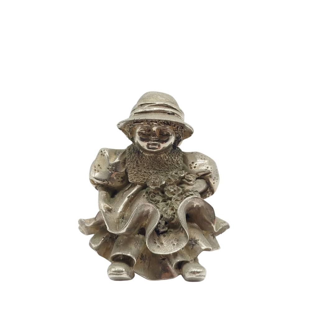 NI�A SENTADA GRANDE 2  PLATINA 10 CMS.